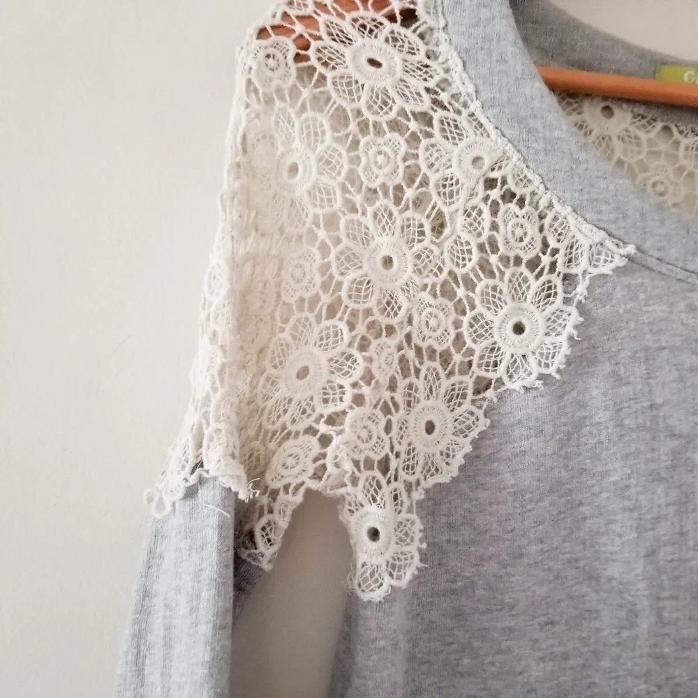 Gianni Bini sweatshirt with lace details
